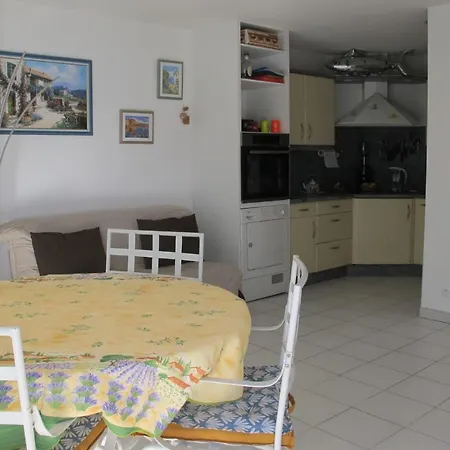 Tres Beau 2 Pieces Climatise Tout Equipe Avec Vue Mer Et Garage Apartment *