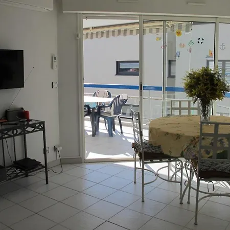 Tres Beau 2 Pieces Climatise Tout Equipe Avec Vue Mer Et Garage Apartment