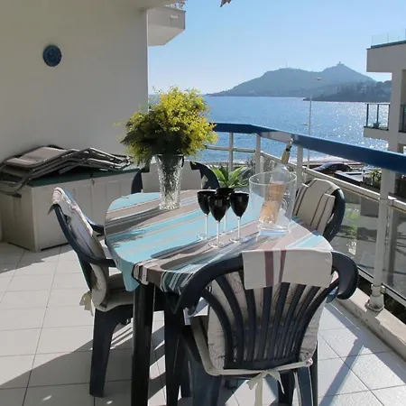 Tres Beau 2 Pieces Climatise Tout Equipe Avec Vue Mer Et Garage Apartment *