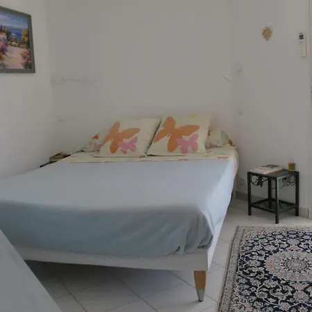 Tres Beau 2 Pieces Climatise Tout Equipe Avec Vue Mer Et Garage Apartment *